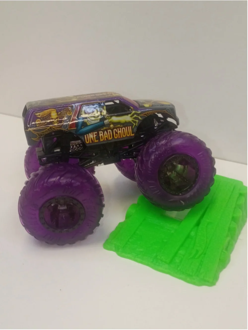 Boys Hot Wheels Monster Trucks One Bad Ghoul 1:64 scale